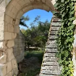 Enjoy Spring At Chateau De Monbrison, For Four Guests Hytte