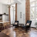 Enjoy Spring At Chateau De Monbrison, For Four Guests Hytte *