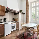 Enjoy Spring At Chateau De Monbrison, For Four Guests Hytte