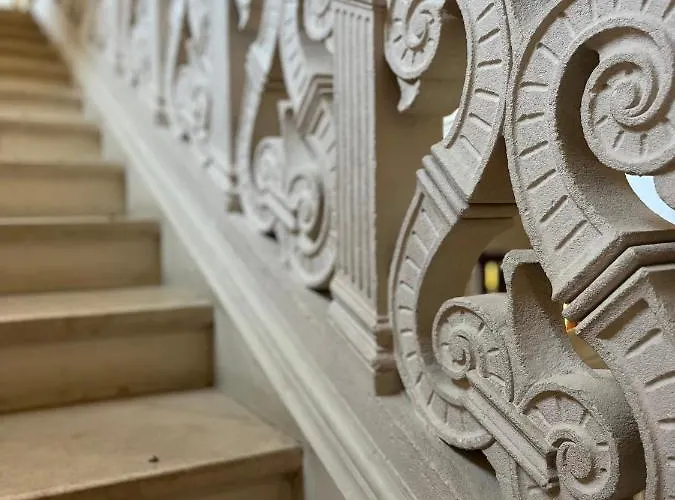 Enjoy Spring At Chateau De Monbrison, For Four Guests 롯지